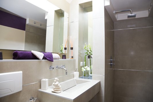 Fotolia_17558982_Subscription_XXL Badezimmer mit Waschbecken und Dusche